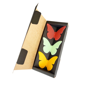 Sådan ser pakken ud: med en rød, en lysegrøn og en solgul sommerfugl i hver pakke.