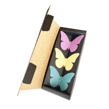Sådan ser pakken ud: med en lilla, lysegul og sart blå sommerfugl i hver pakke.