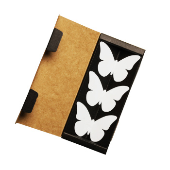 Du får en smuk gaveæske med 3 stk. sommerfugle i hver pakke. Rigtig fin DIY-gave eller bare til dig selv.