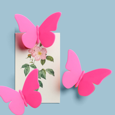 Gør dit køleskab mere personligt med pink sommerfuglemagneter fra Qualy Design.