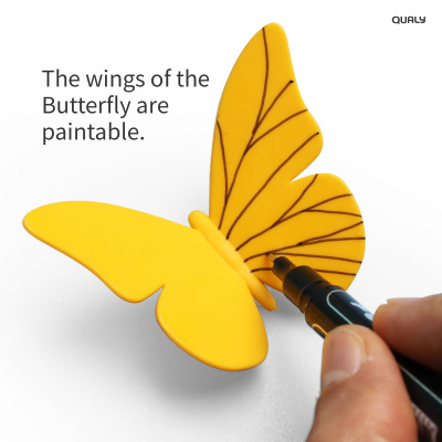 Vidste du, at du kan gøre dine magneter mere personlige? Alle sommerfuglemagneter har malbar overflade på vingerne. Foto for illustration - magneterne er gennemfarvet pink.