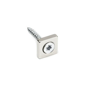 Lille firkantet magnet af neodymium med undersænket hul til M3 skrue. Magneten måler 12x12x4 mm.