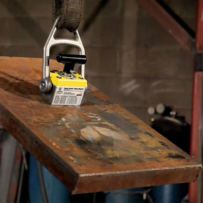 Her kan du se løftemagneten på arbejde - et tungt stålemne skal flyttes i skævt træk