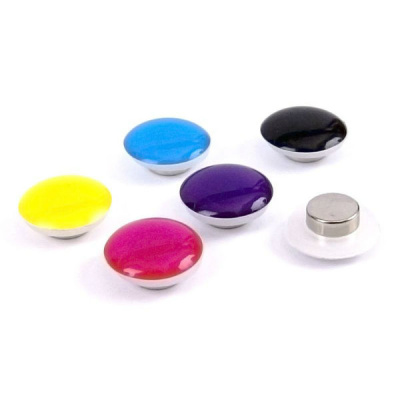 Dots magneter fra Trendform er en pakke med 6 runde magneter i glaseret plast, malet i 6 forskellige farver: gul, blå, pink, lilla, sort og hvid. Leveres i fin gaveæske.