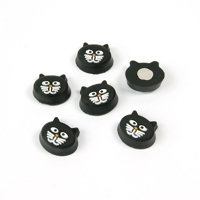 Kitty Cat er små sorte katte magneter med en stærk neodymmagnet på bagsiden. Magneterne har også ører. En god køleskabsmagnet.