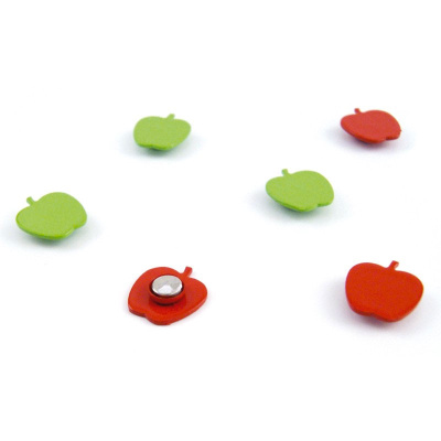 Pakke med 6 æble magneter i metal fra Trendform. Du får 3 røde og 3 grønne magneter, hvor magneten sidder på bagsiden. Kan  sagtens holde den store pizzafolder oppe på køleskabsdøren.