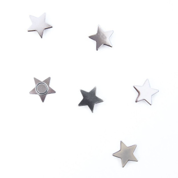 Sølvfarvede stjernemagneter i en pakke med 6 stk. fra Trendform. De hedder Stars og er alle sammen ens i størrelsen med en diameter på 1,5 cm. Styrken er 0,6 kg. og er en stærk køleskabsmagnet. Magneterne leveres i flot indpakning.