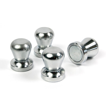 The Boss er mega stærke sølvfarvede metal magneter i knop form. Nemme at holde på, hvis man bruger dem til at løfte noget med eller har brug for stærke kontormagneter, der nemt kan flyttes rundt.