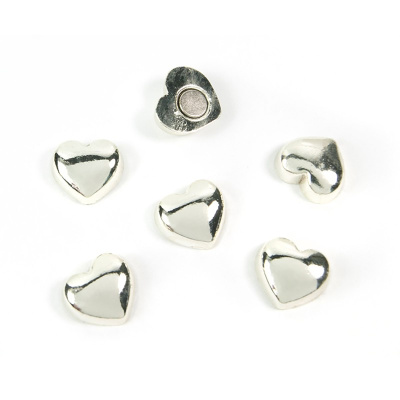 Hjerte magneter i sølv metal fra Trendform. Du får en fin gaveæske med 6 hjerte magneter Ø14 mm.