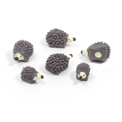 Søde grå pindsvin magneter fra Trendform. Æske med 2 små og 4 store magneter. Lavet i kunsttræ og håndmalet med mange detaljer. Leveres i gaveæske. Magnet i bunden.