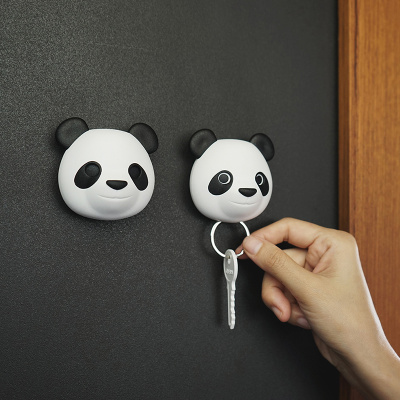 Panda nøgleholdere. Her kan man se hvordan den ene panda sover og den anden er vågen, fordi nøglen sidder i. 