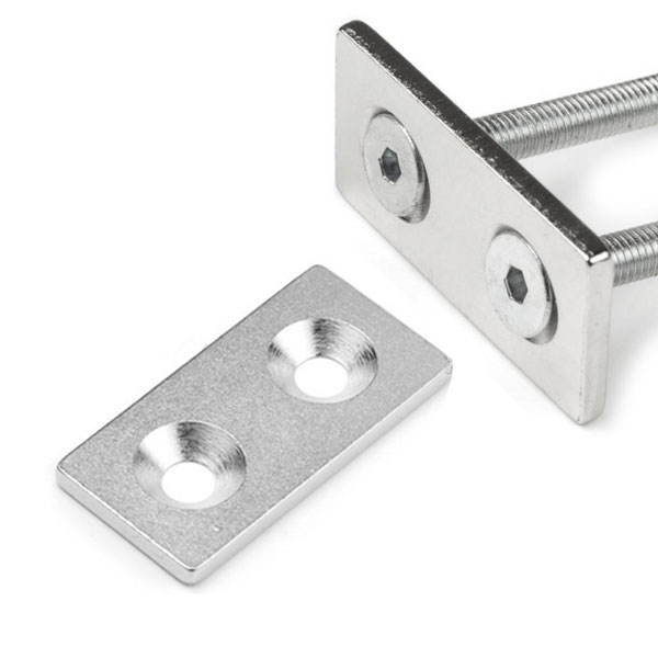 Undersænket metalplade 40x20x3 mm.