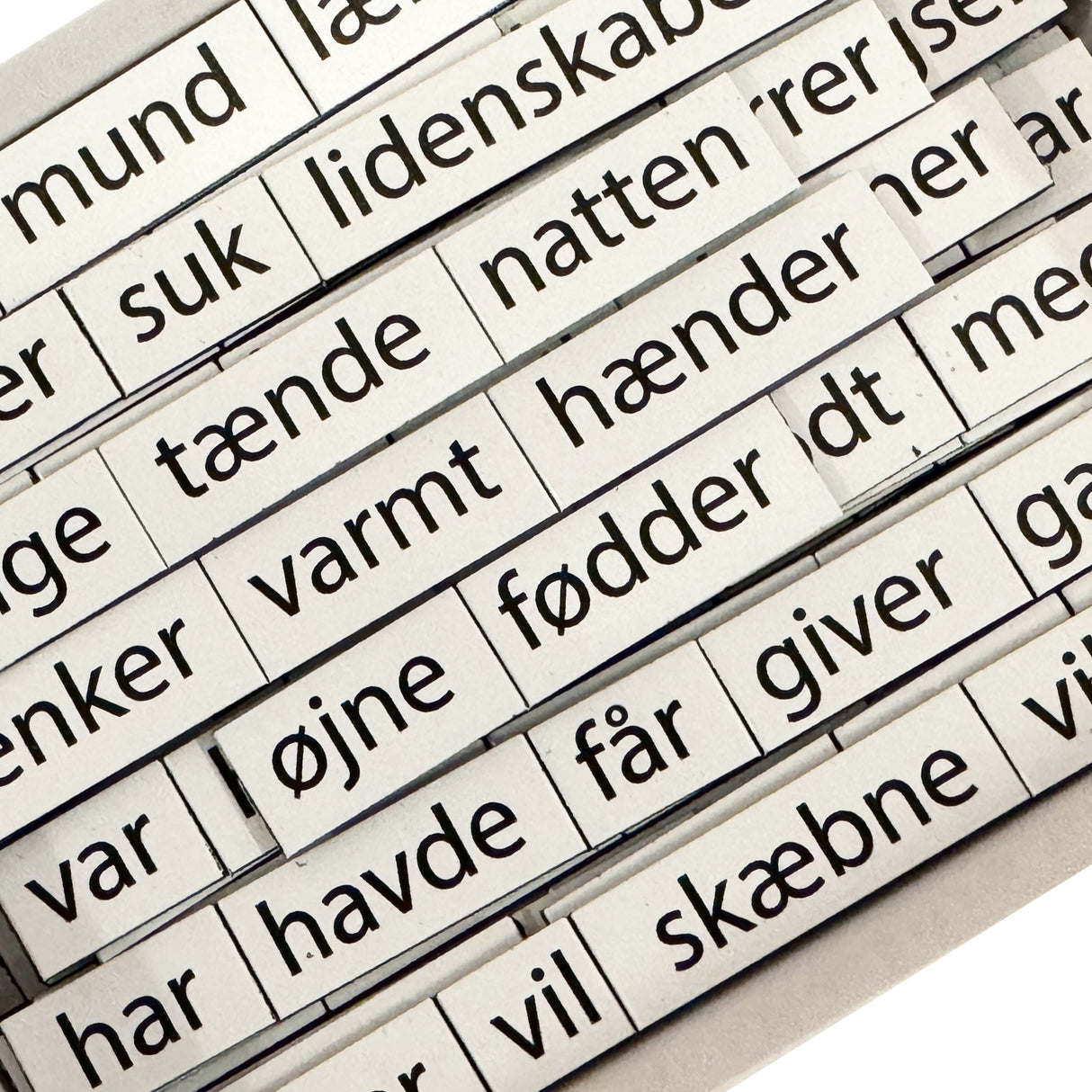 MagnetPoet DEN FRÆKKE dansk - Køleskabspoesi (350 stk.)