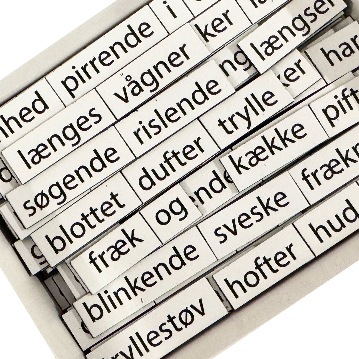 MagnetPoet DEN FRÆKKE dansk - Køleskabspoesi (350 stk.)