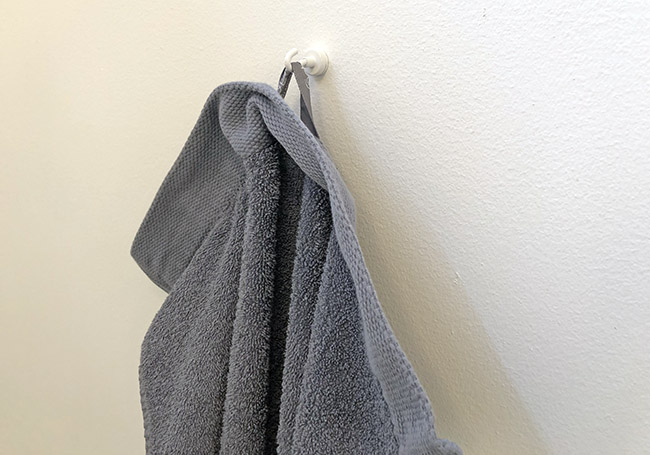 Hæng håndklæder op uden at bore i væggen