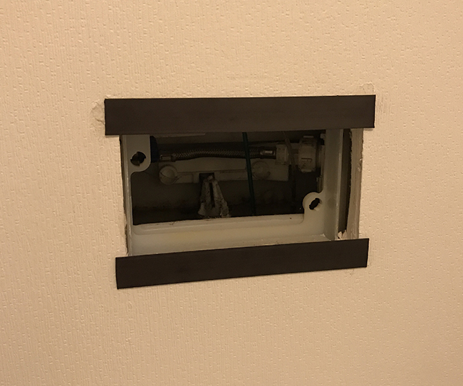 Brug magnetbånd med selvklæb på væggen på begge sider af hullet.