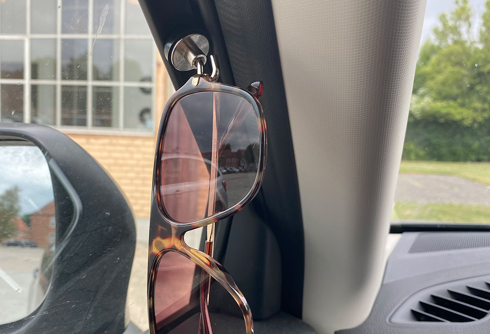 Hæng solbrillerne op i førersiden med krogmagnet