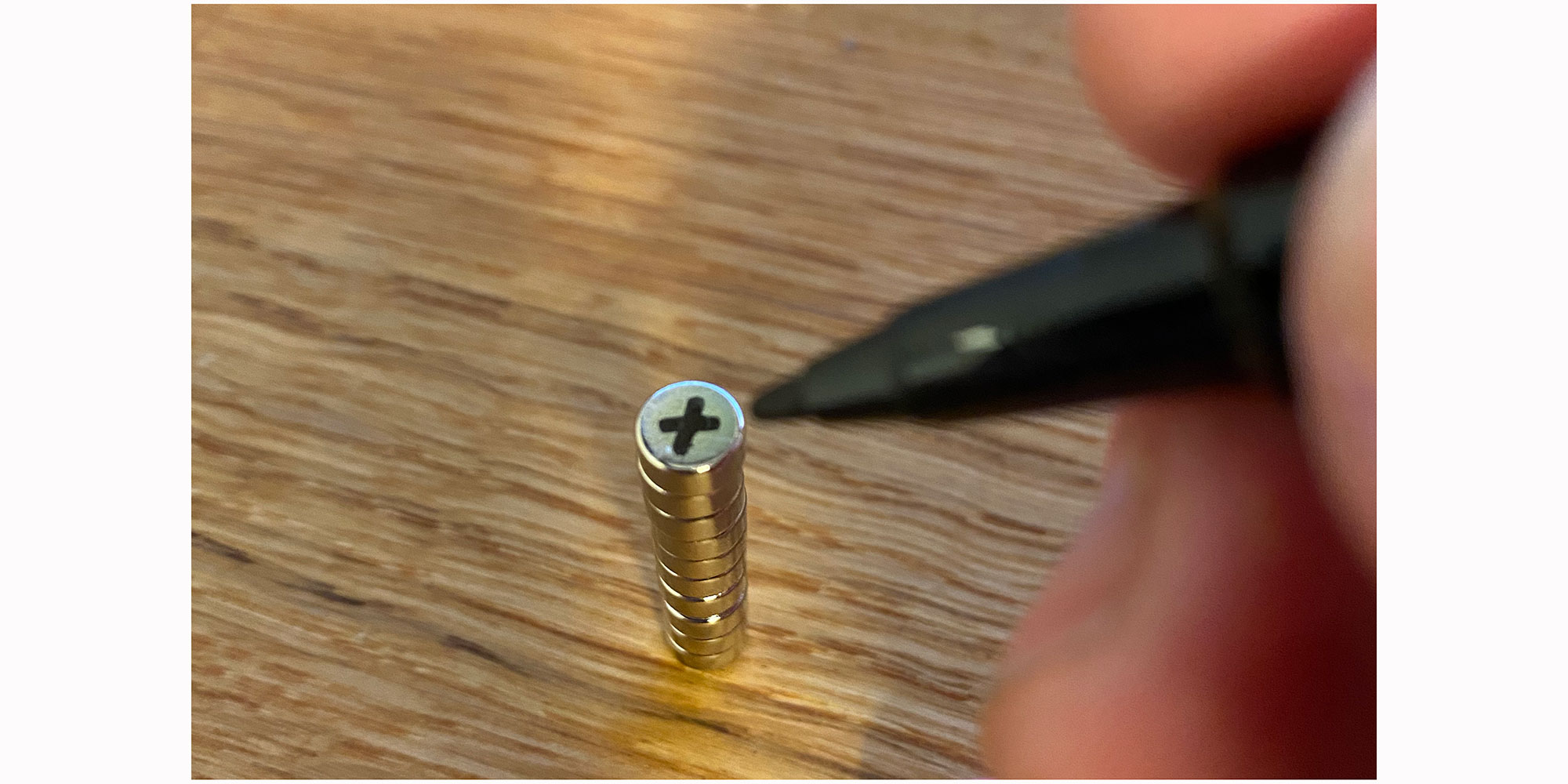 Det er nemt at markere polerne med en tusch - blot sæt en kryds i toppen af hver magnet
